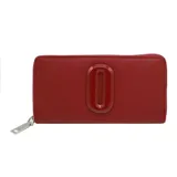 Billetera rectangular de material sintético color rojo, con cierre perimetral y logo de la marca en relieve en el centro.