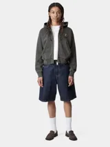 Campera con capucha y cierre frontal, confeccionada en algodón con acabado teñido en prenda. Presenta un corte holgado, hombros caídos, puños acanalados y etiqueta cuadrada tejida con el logo de la marca en el pecho.