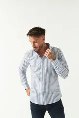 Camisa de manga larga para hombre, color azul claro con microestampado de cuadros. Presenta un corte slim y cuello abotonado.