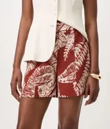 Short de crepe con estampado de follajes, bolsillos delanteros aplicados, cintura con pasadores y elástico posterior.