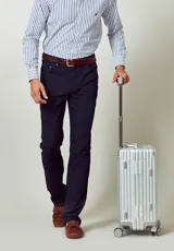 Pantalón de gabardina color beige, de corte recto, con cinco bolsillos y detalle de bordado de un pájaro en el bolsillo delantero.