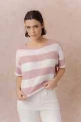Buzo tejido de punto a rayas horizontales anchas en color rosado y blanco, con cuello redondo y mangas cortas de calce relajado.