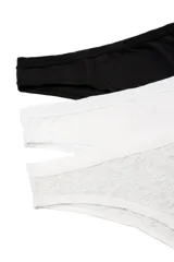 Pack de tres bombachas tipo colaless de algodón, con cintura elastizada. Incluye una prenda negra, una blanca y una gris melange.