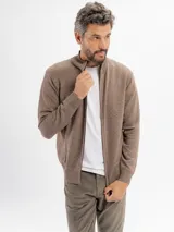 Campera tejida de punto en color azul, con cierre frontal completo y cuello alto acanalado.
