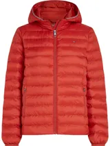 Campera acolchada Tommy Hilfiger color rojo, con capucha y cierre frontal. Tiene dos bolsillos laterales con cierre y logo bordado en el pecho.