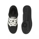 Championes Adidas Forum 2000 de estilo urbano, con diseño de corte bajo. Presentan una base de color negro con las icónicas tres bandas laterales en color blanco y una suela de goma blanca con el logo de la marca grabado.