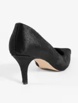 Stiletto de mujer con acabado en cuero de pelo, color negro, con punta fina y tacón de altura media.