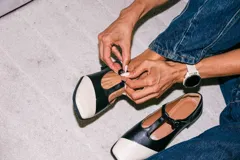 Zapatos estilo Mary Jane de cuero con acabado acharolado y textura efecto croco en color marrón oscuro. Presentan punta cuadrada, cierre con tira en el empeine y taco cuadrado bajo.