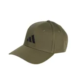 Gorro tipo béisbol de color verde militar, confeccionado en algodón, con visera curva y cierre ajustable trasero. Presenta el logo de las tres barras de Adidas bordado en color negro en el frente.