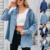 Campera tipo sobrecamisa de denim en tono azul claro, con corte oversize, cuello italiano, cierre frontal con botones metálicos, bolsillos frontales con solapa y ruedo con detalle desflecado.