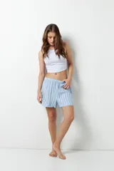 Short de pijama a rayas verticales rojas y blancas, con cintura elástica.