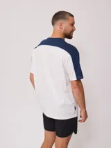 Remera negra de algodón con corte en hombros y mangas, cuello redondo gris oscuro y ribete blanco en los hombros. Estampado frontal con el texto "RUSTY" en tipografía futurista blanca con borde gris.