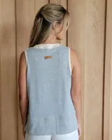 Musculosa de corte holgado con diseño bicolor, presentando el panel frontal en color beige y el panel posterior en color gris melange. Posee cuello redondo y sisas con terminación en rib.