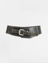 Cinturón tipo faja de cuero vegano negro, con diseño ancho y decorado con múltiples tachas metálicas doradas y ojales. Incluye una hebilla metálica plateada.
