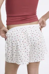 Short blanco con estampado de pequeñas flores rojas, cintura elastizada.