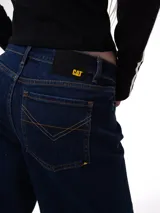 Jeans de corte relajado y tiro medio en color azul índigo, con diseño clásico de cinco bolsillos y botamanga doblada.