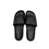 Ojotas Umbro modelo Locker Room, color negro, con banda ancha superior que presenta el logo de la marca grabado en relieve.