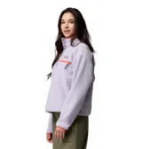 Buzo de polar tipo sherpa color lila, con cuello alto y cierre frontal parcial con botones a presión. Presenta detalles en color naranja en los bordes, puños y bolsillo frontal con cierre en el pecho. Incluye logo de la marca bordado.