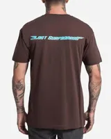 Remera de manga corta color marrón con estampa pequeña en el pecho de diseño circular en espiral con texto.