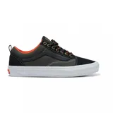 Championes Vans modelo Skate Old Skool en colaboración con Spitfire, de color negro con paneles laterales en lona verde oliva y detalles en naranja vibrante. Presentan suela blanca con diseño texturizado y ojales metálicos dorados.