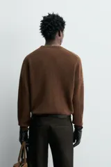 Jersey de punto de cashmere con corte regular, cuello redondo y manga larga. Presenta acabados en rib en cuello, puños y ruedo.