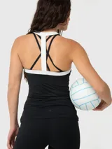Musculosa deportiva con cuello halter, diseño bicolor en negro y blanco, confeccionada en tejido técnico elástico.
