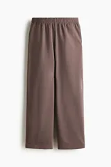 Pantalón deportivo de felpa liviana color marrón, de corte relajado y piernas rectas, con cintura elástica fruncida y bolsillos laterales.