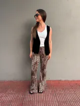 Chaleco negro de cuero con corte clásico y solapas.
