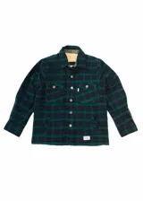 Campera de tartán grueso forrada con corderito marrón, con cuello camisero, cierre con botones, dos bolsillos frontales en el pecho y dos bolsillos para las manos.