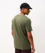 Remera de hombre Get Over, modelo Regular Dry de manga corta y cuello redondo, confeccionada en poliamida con tecnología de secado rápido y aplicaciones reflectivas.