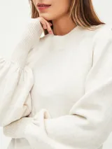 Sweater color verde oliva con cuello redondo y mangas abullonadas.