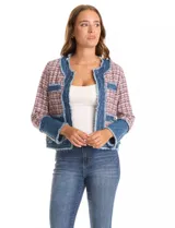 Chaqueta de corte recto y silueta boxy, confeccionada en tejido tweed multicolor con aplicaciones de denim en cuello, solapa frontal, bolsillos y puños. Presenta terminaciones con efecto deshilachado, cuello a la base, bolsillos frontales con solapa y puños con botones metálicos.