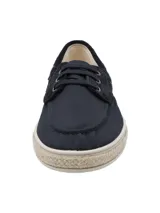 Alpargata de estilo náutico color azul marino, confeccionada en poliéster reciclado y descarne. Presenta cordones, ojales metálicos, detalle de bordado lateral y suela con borde de yute y base de goma.