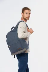 Mochila de lona tipo canvas lisa, color verde oliva con base gris.