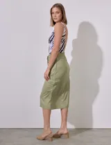 Falda midi color beige de modal, con pretina elastizada con cordón ajustable, corte recto y bolsillos cargo laterales.