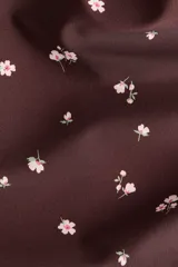 Malla enteriza marrón con estampado floreado, escote recto y breteles finos, de corte alto en las piernas.