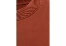 Jersey de punto color terracota, con cuello redondo, manga larga y puños y dobladillo en canalé.
