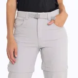 Pantalon de trekking desmontable color gris, convertible en short. Cuenta con cintura elasticada, cinturón interno ajustable, bolsillos con cierre y elástico en los tobillos.