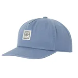 Gorra celeste de 5 paneles, confeccionada en lona de algodón, con corona media sin estructura, visera curva y parche bordado en el frente.