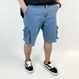 Bermuda de jean celeste con lavado claro y múltiples bolsillos tipo cargo.