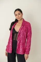 Blazer fucsia con lentejuelas, de corte recto y solapas clásicas.