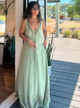 Vestido largo de algodón color celeste, con breteles finos y escote en V. Presenta un estampado geométrico en el ruedo.