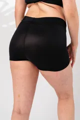 Short de baño negro liso, forrado en entrepierna, confeccionado con tela que contiene fibra LYCRA® XTRA LIFE™ con protección UV fps 50+.