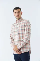 Camisa de hombre a cuadros color rosa, blanco y azul, de corte slim, manga larga, con bolsillo en el pecho y logo bordado.