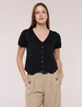 Cardigan corto negro de tejido de punto fino y liviano con hilo brillante de Lurex. Presenta escote en V pronunciado, mangas cortas, cierre frontal con botones a tono y ruedo con corte en pico en el frente.