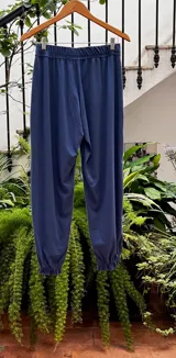 Pantalón tipo babucha color camel, con cintura y puños elastizados, bolsillos delanteros y confeccionado en 100% algodón.