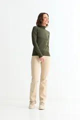 Pantalón de mujer color beige claro, tiro medio, corte recto y largo al tobillo.