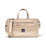 Bandolera XL Extra Large Selena de cuero color taupe, con diseño estructurado, doble asa superior y correa ajustable y desmontable. Cuenta con un bolsillo frontal con cierre y detalle de placa metálica con el logo de la marca.