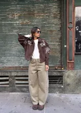 Pantalón de jean estilo barrel, color verde gastado, con tiro medio y diseño de pierna ancha con bolsillos laterales tipo cargo.