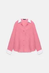 Camisa de rayas finas color rosado, con cuello solapa y puños largos en color blanco a contraste. Presenta cierre frontal con botones y bajo asimétrico con aberturas laterales.